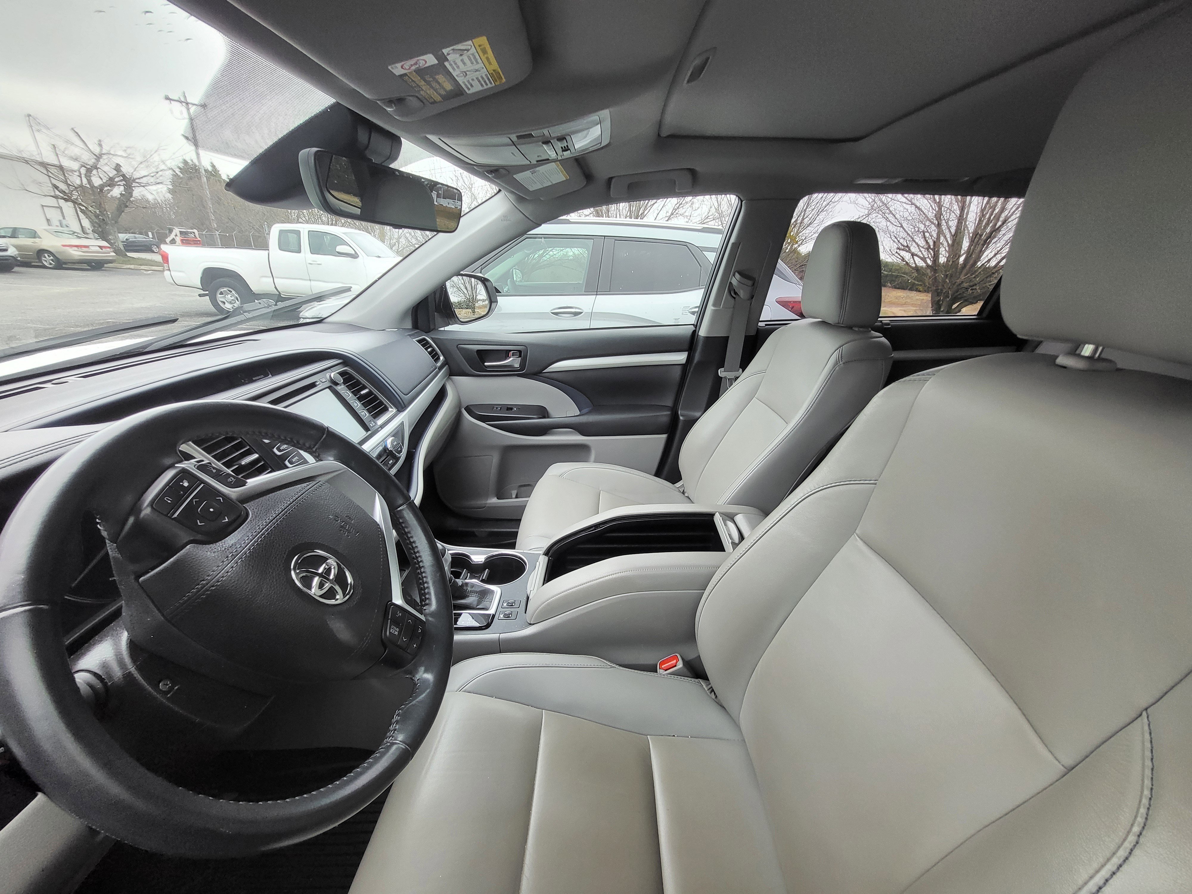 Used 2019 Toyota Highlander XLE image 10