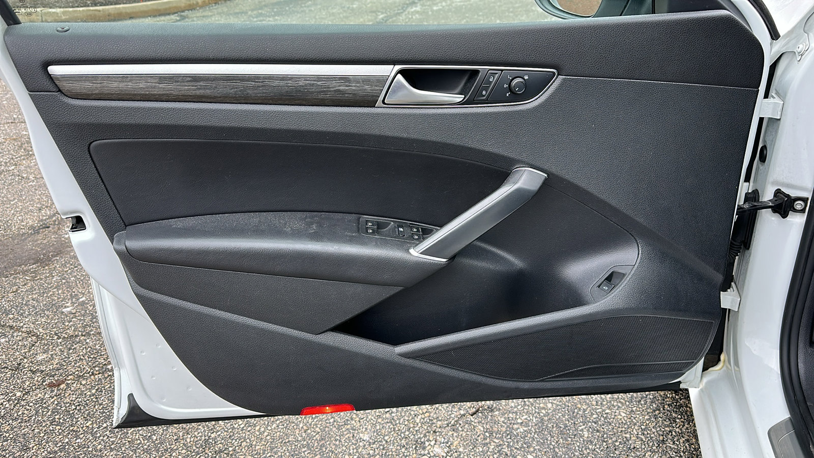 Used 2018 Volkswagen Passat 2.0T SEL Premium image 14