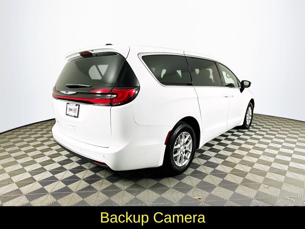 Used 2025 Chrysler Pacifica Select FWD image 10