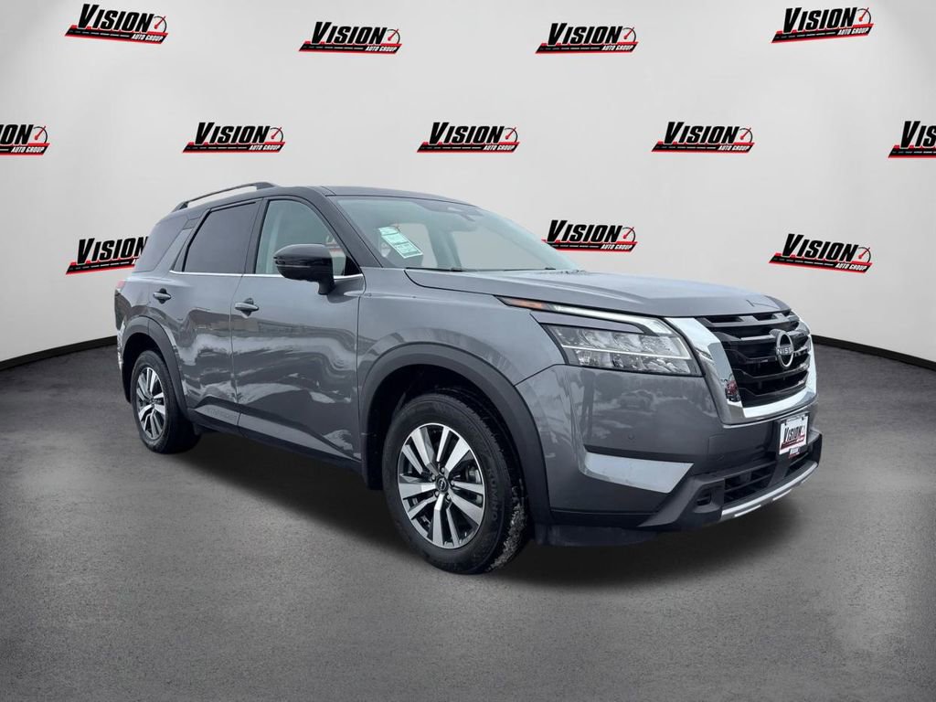 Used 2024 Nissan Pathfinder SL image 3