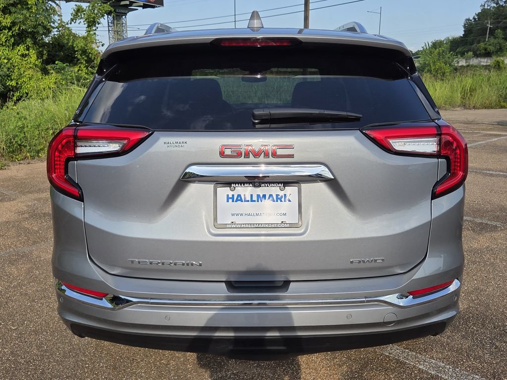 Used 2024 GMC Terrain Denali w/ Denali Premium Package AWD/4WD image 5