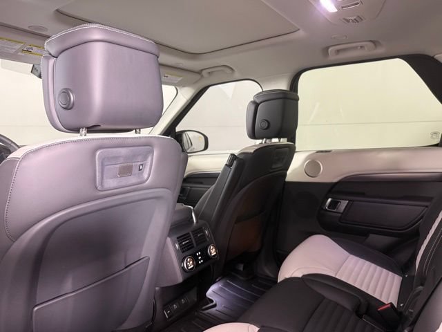 Used 2025 Land Rover Discovery Metropolitan Edition AWD/4WD image 25