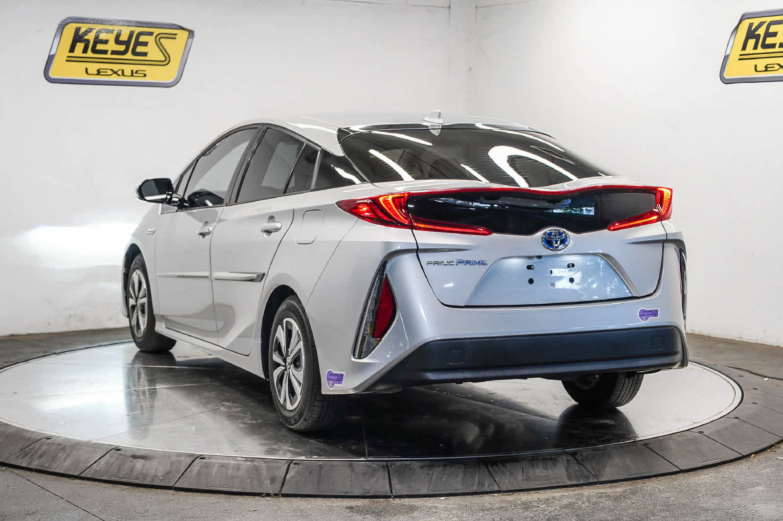 Used 2018 Toyota Prius Prime Premium w/ Carpet Mat Package FWD image 2
