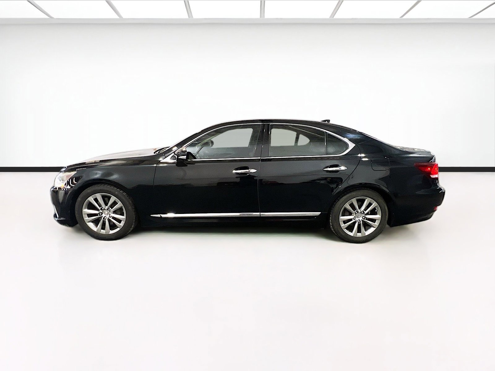 Used 2016 Lexus LS 460 w/ Comfort Package image 24