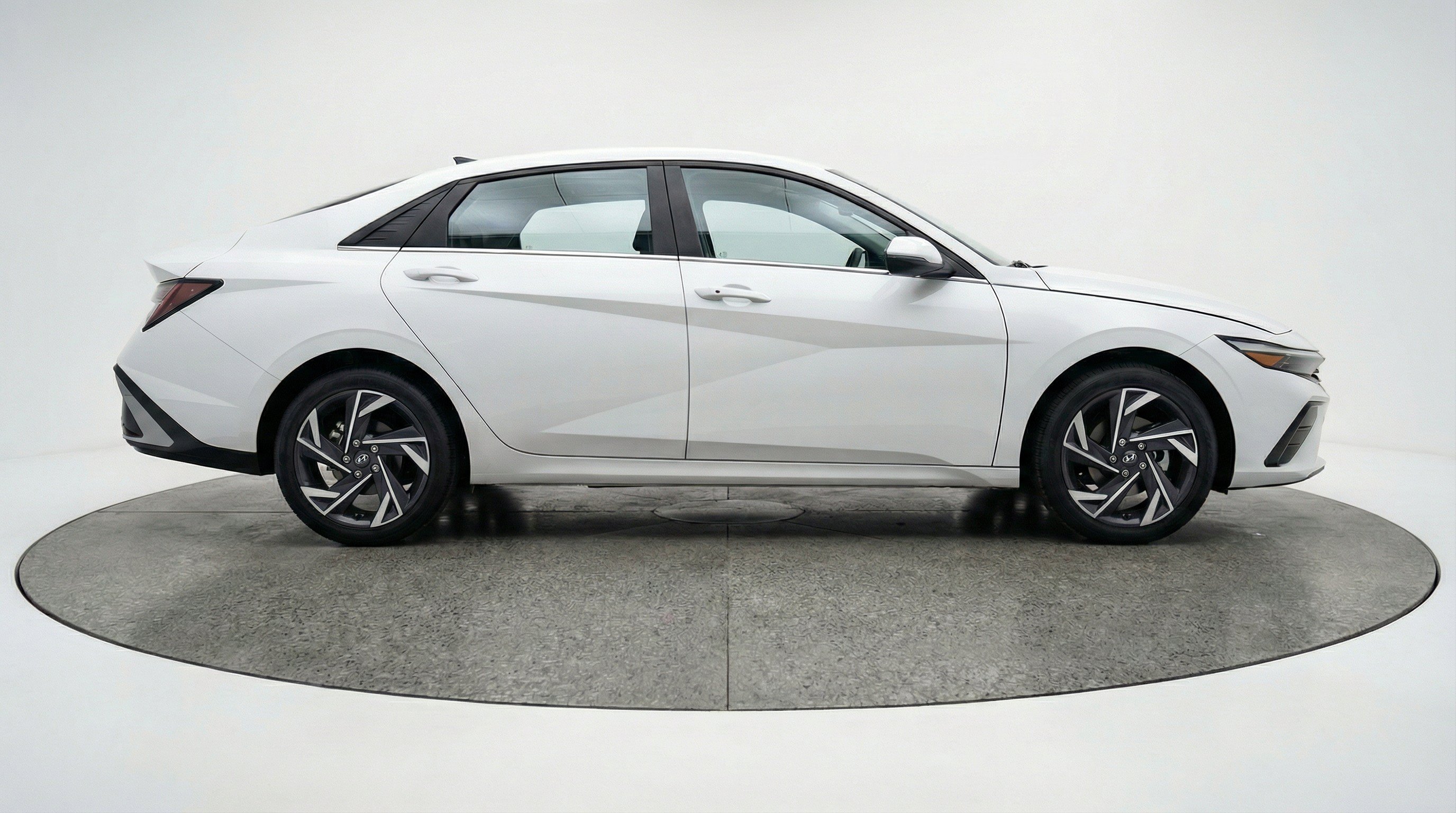 Used 2025 Hyundai Elantra SEL FWD image 11