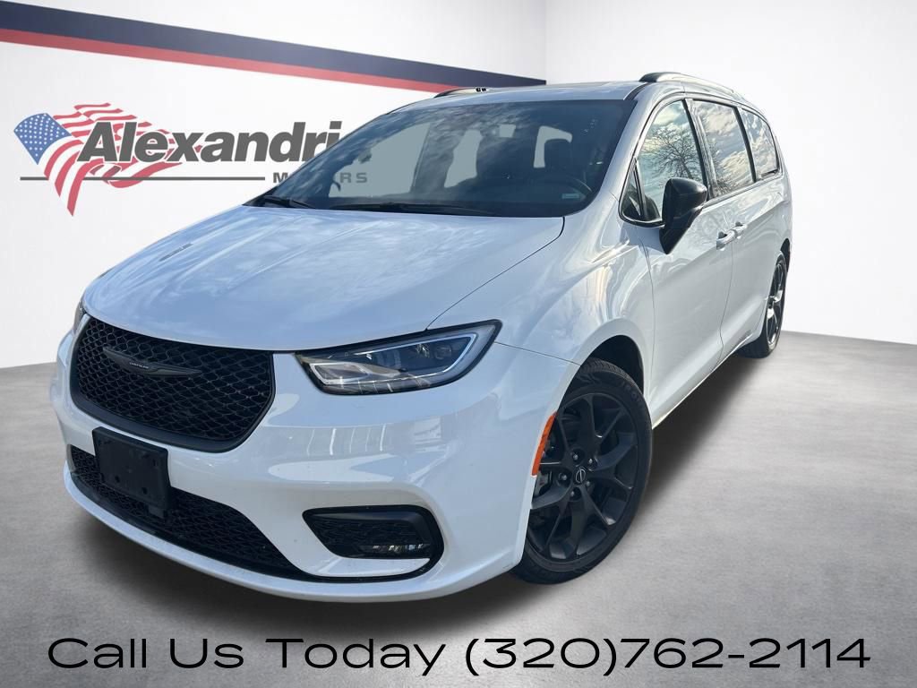 Used 2025 Chrysler Pacifica Limited FWD image 1