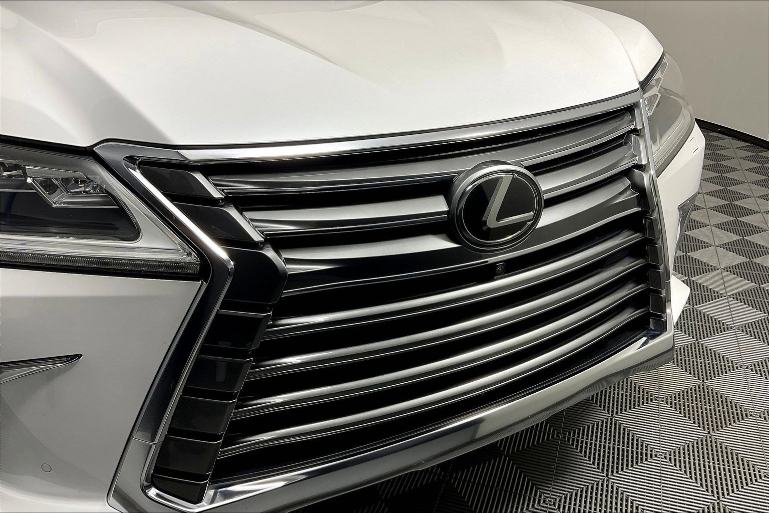 Used 2021 Lexus LX 570 4WD w/ Luxury Package image 34