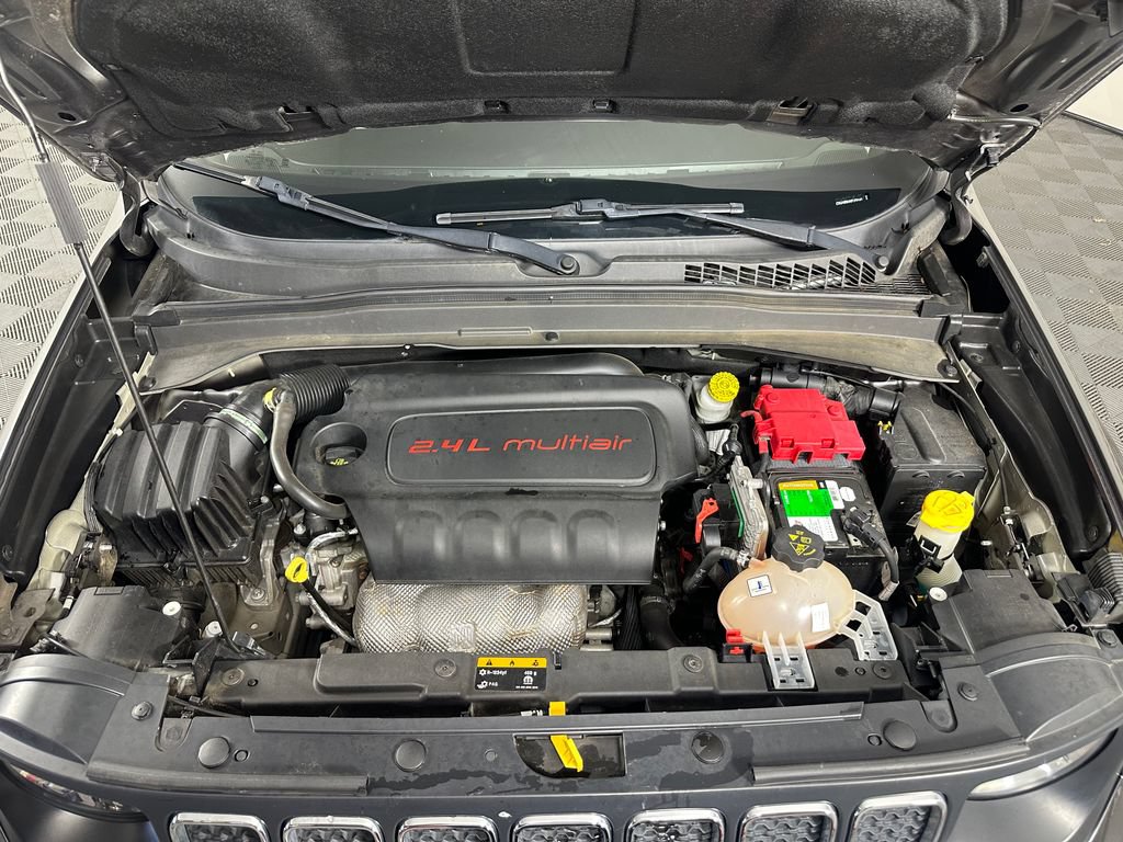 Used 2019 Jeep Renegade Latitude w/ UConnect 8.4 Nav Group FWD image 11