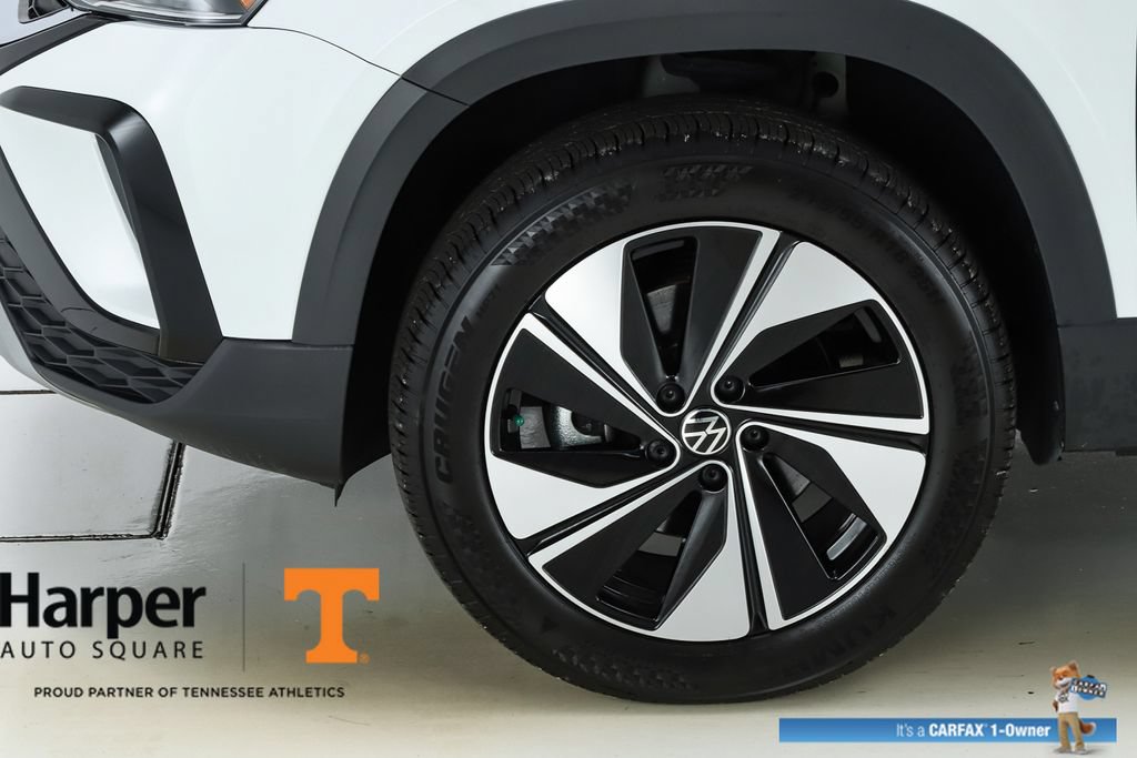 Used 2024 Volkswagen Taos SE w/ Panoramic Sunroof Package AWD/4WD image 5