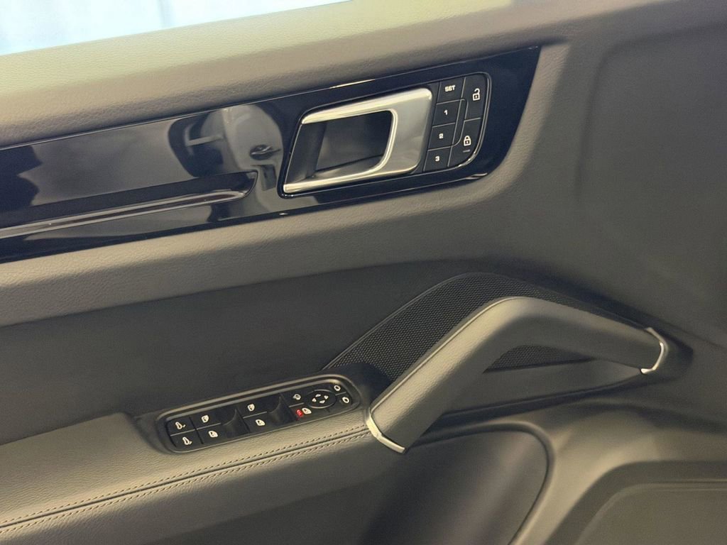 Certified 2023 Porsche Cayenne AWD/4WD image 14