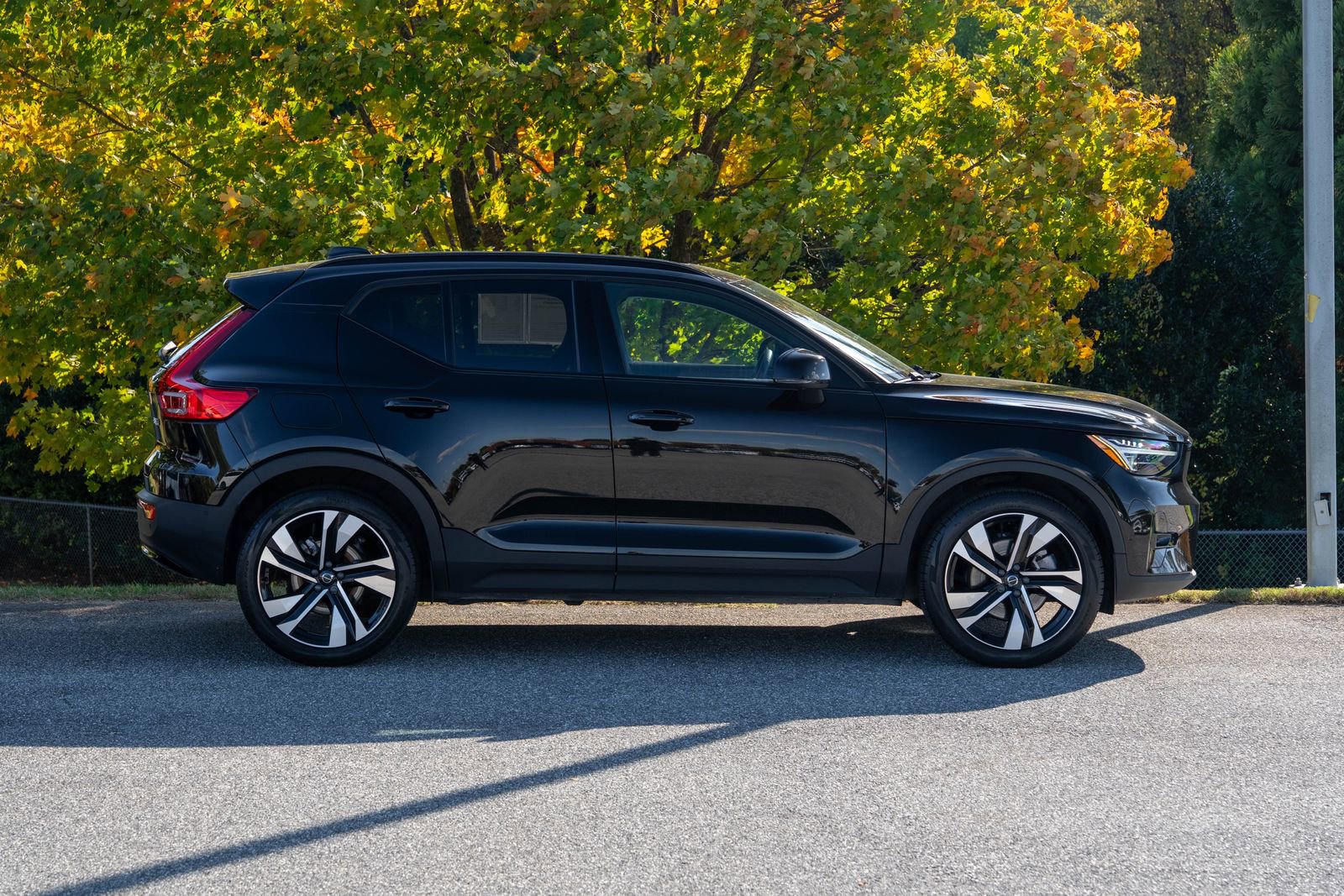 Used 2024 Volvo XC40 B5 Ultimate w/ Protection Package Premier image 8