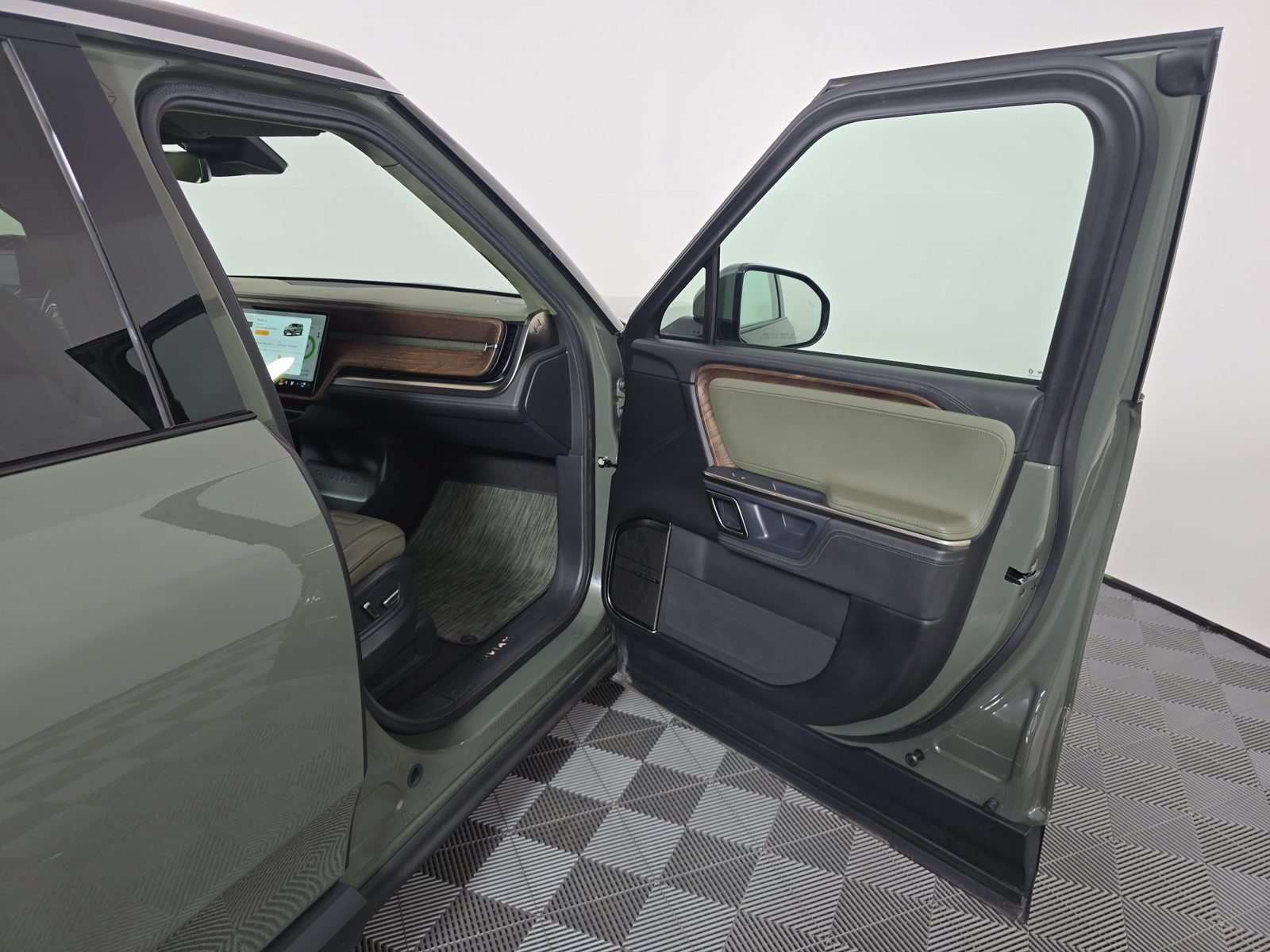 Used 2023 Rivian R1S Launch Edition Quad AWD/4WD image 18