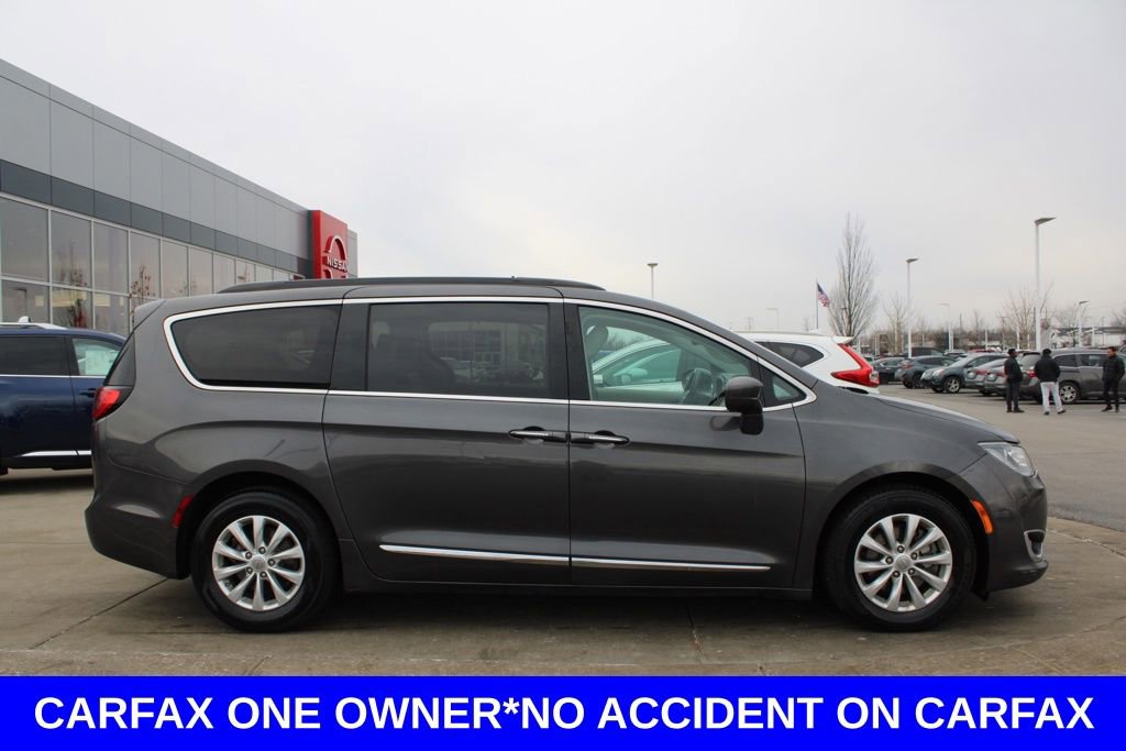 Used 2017 Chrysler Pacifica Touring-L image 6