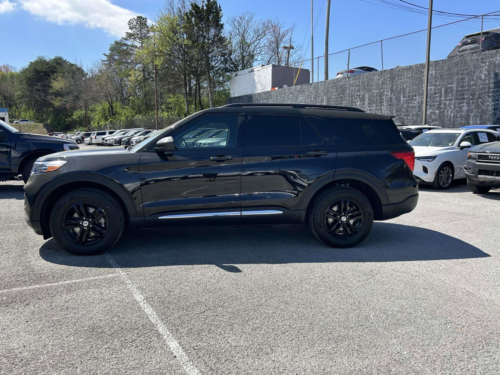 Used 2023 Ford Explorer XLT AWD/4WD image 6