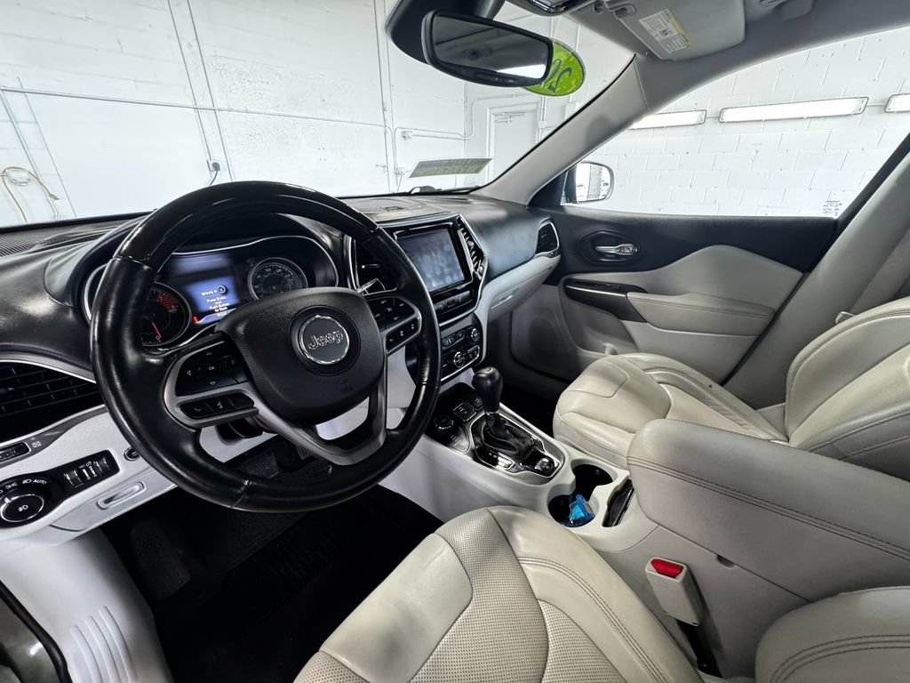 Used 2019 Jeep Cherokee Overland w/ Technology Group AWD/4WD image 14