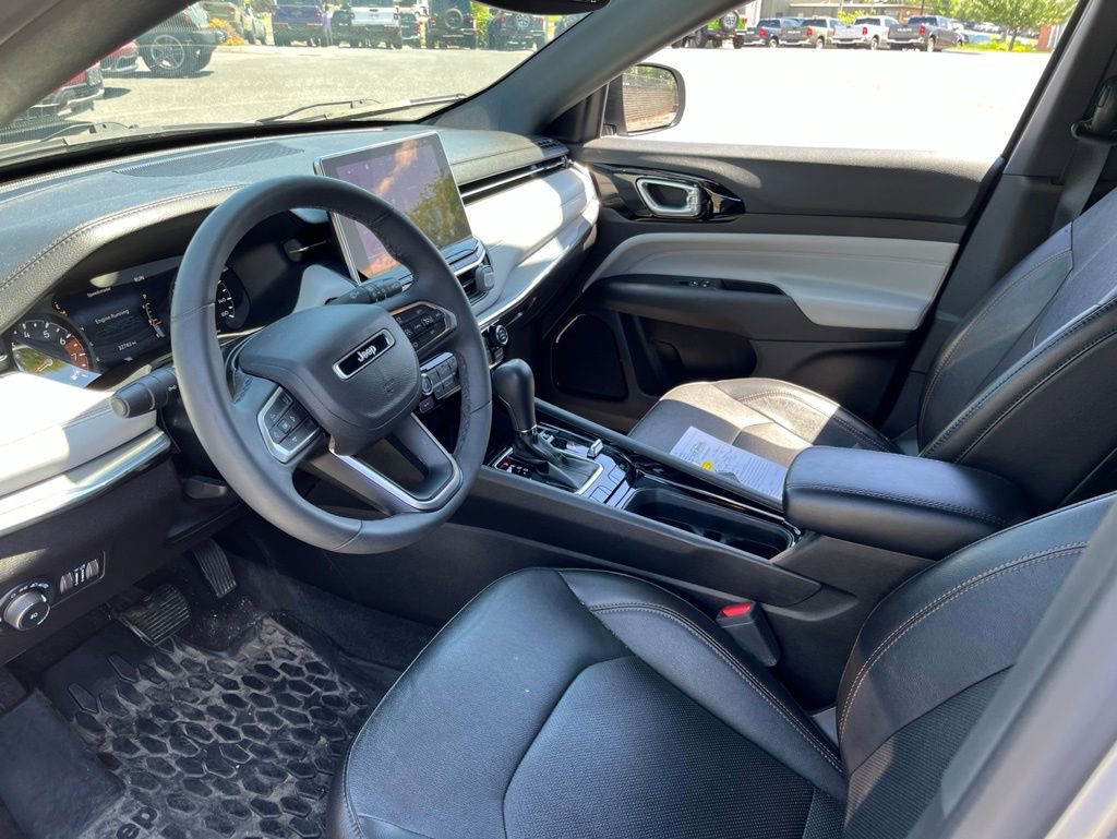 Used 2023 Jeep Compass Limited AWD/4WD image 2
