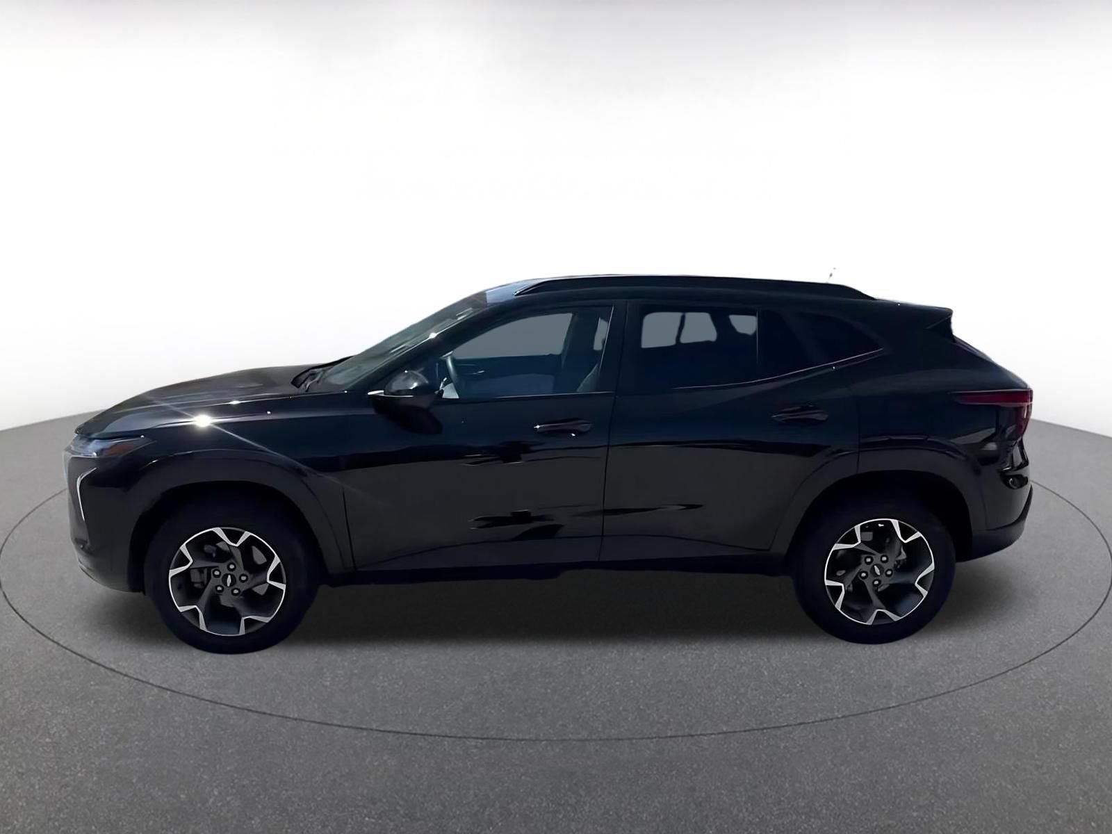 Used 2025 Chevrolet Trax LT FWD image 8