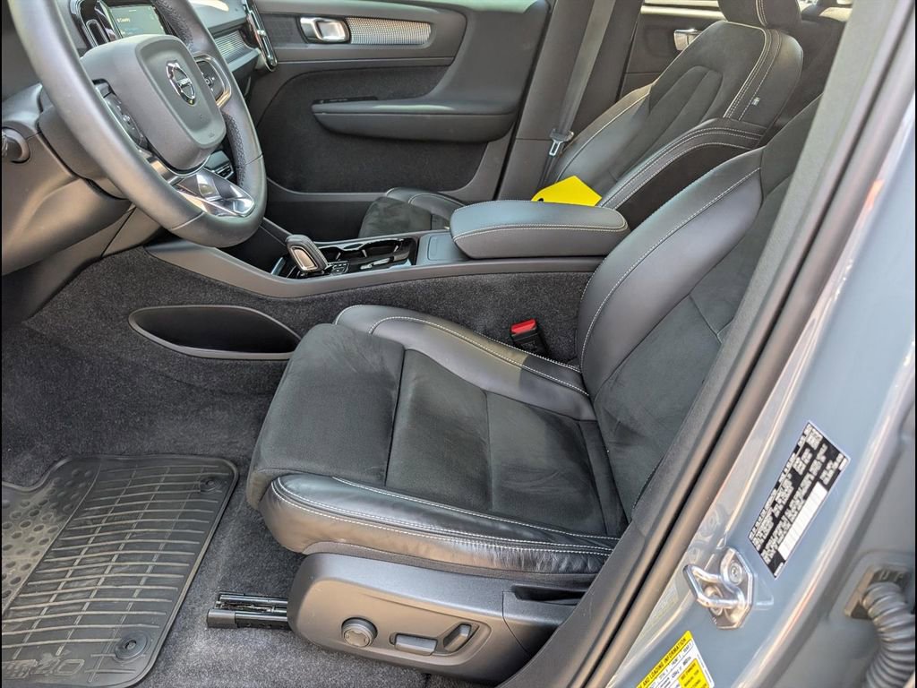 Used 2022 Volvo XC40 P8 Recharge Plus image 10