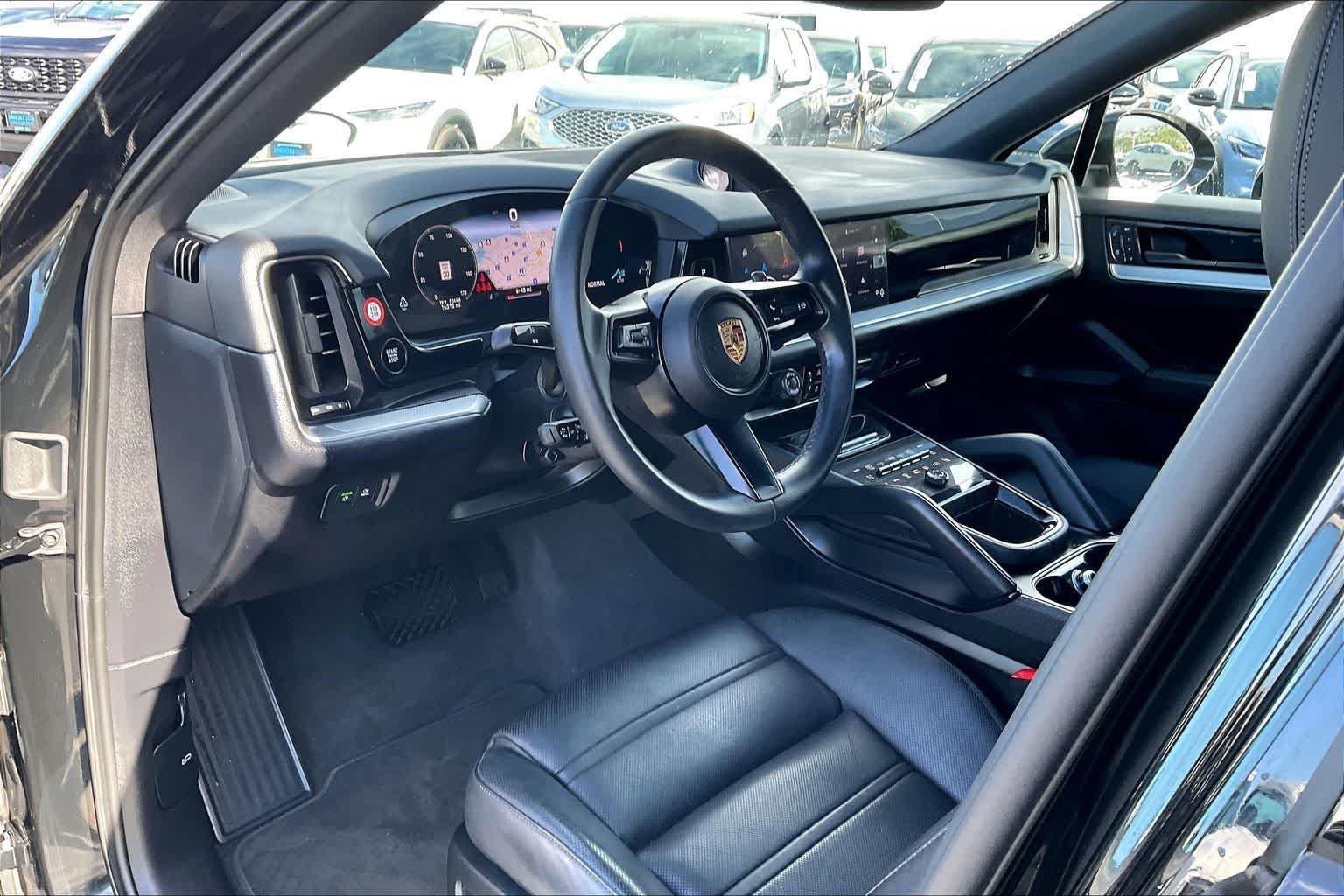 Used 2025 Porsche Cayenne Coupe AWD/4WD image 2