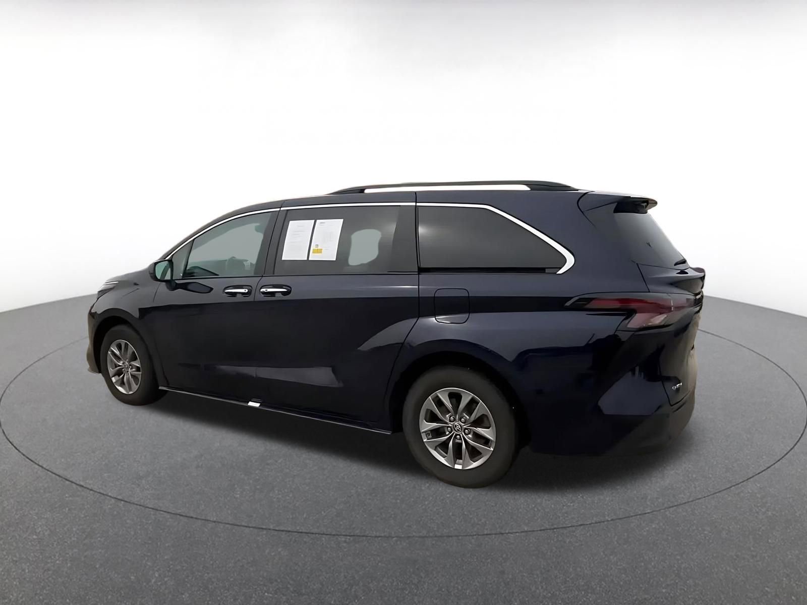 Used 2025 Toyota Sienna XLE FWD image 10