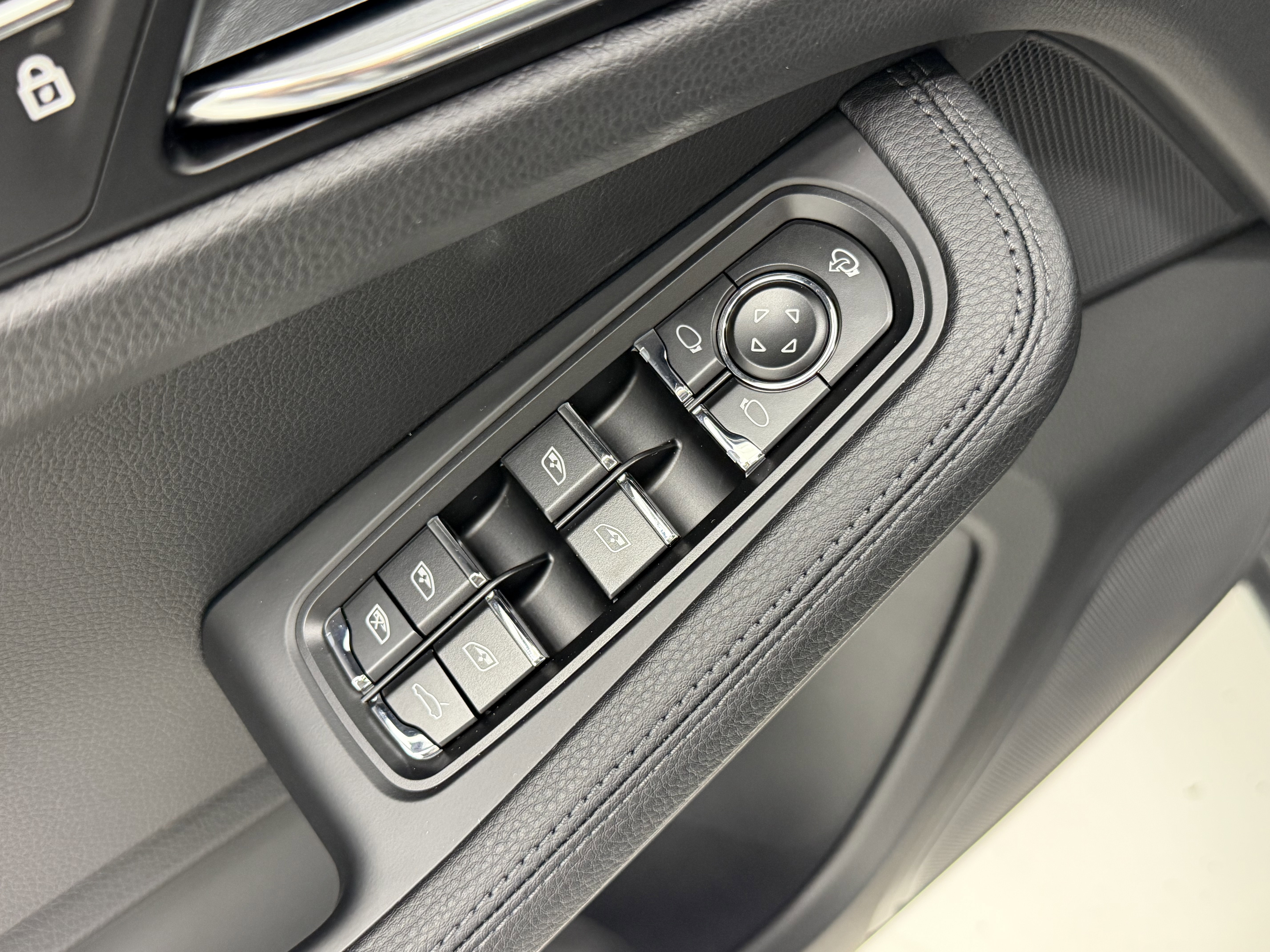 New 2026 Porsche Macan image 28