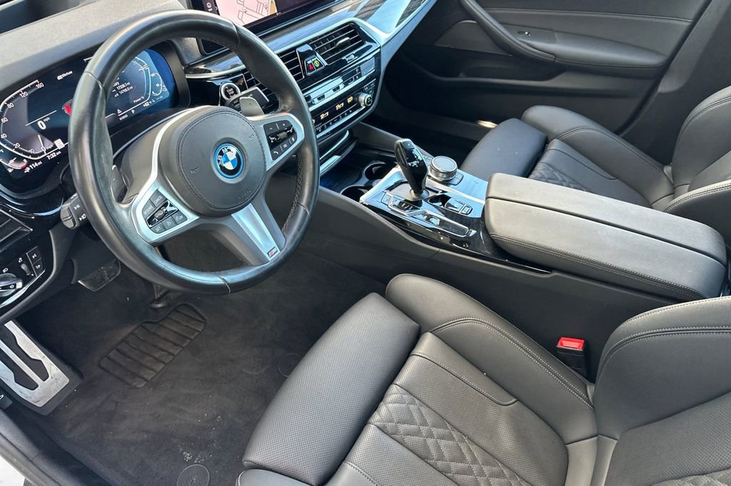 Used 2023 BMW 530e w/ M Sport Package image 9