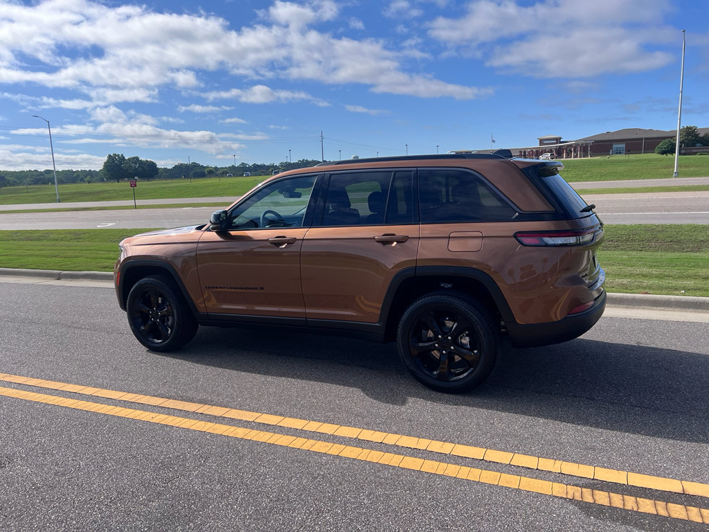 New 2026 Jeep Grand Cherokee Limited w/ Limited Altitude Package AWD/4WD image 7