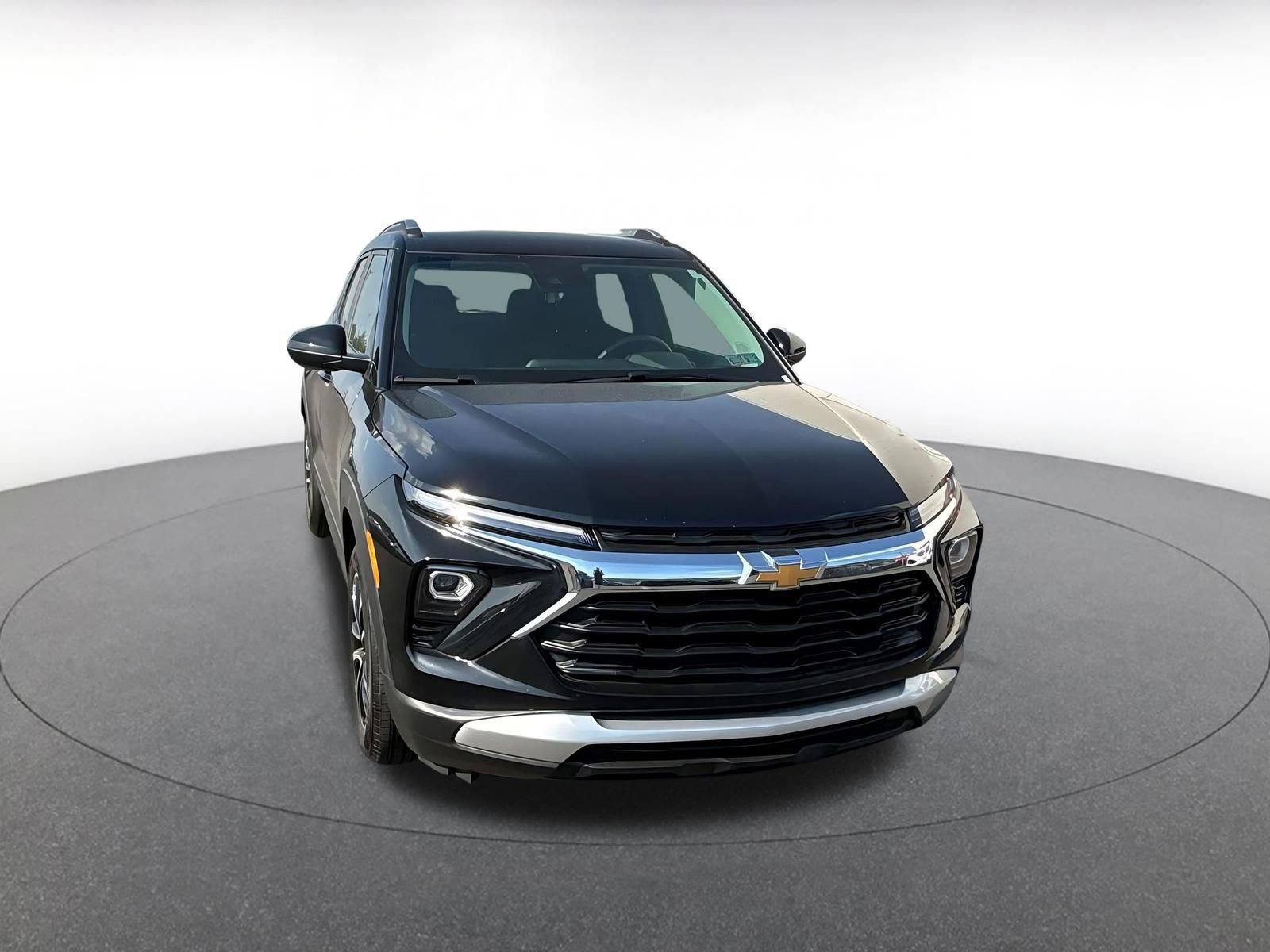 Used 2025 Chevrolet TrailBlazer LT FWD image 2