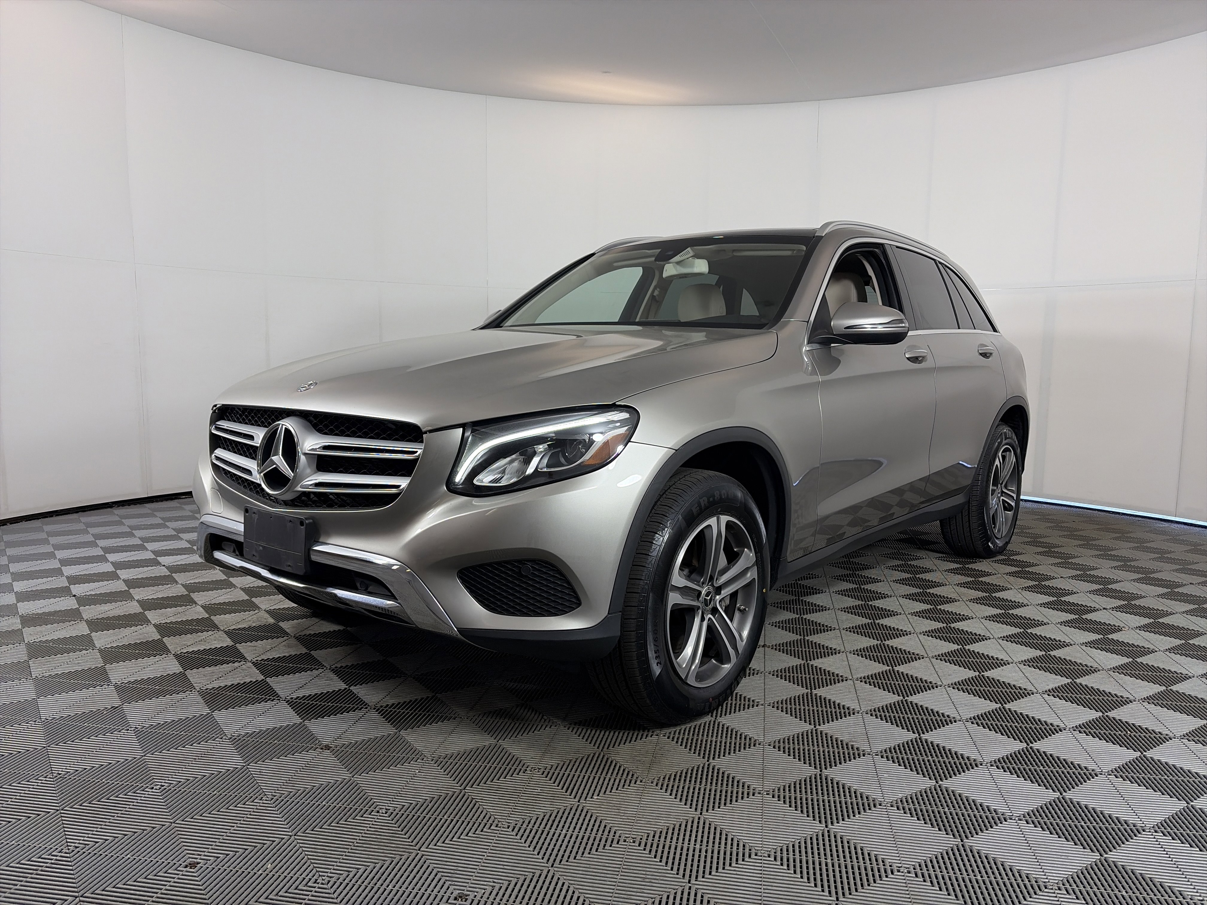 Used 2019 Mercedes-Benz GLC 300 4MATIC image 2