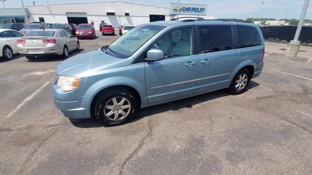 Used 2009 Chrysler Town & Country Touring FWD image 4