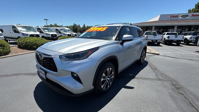 Used 2021 Toyota Highlander XLE AWD/4WD video 1