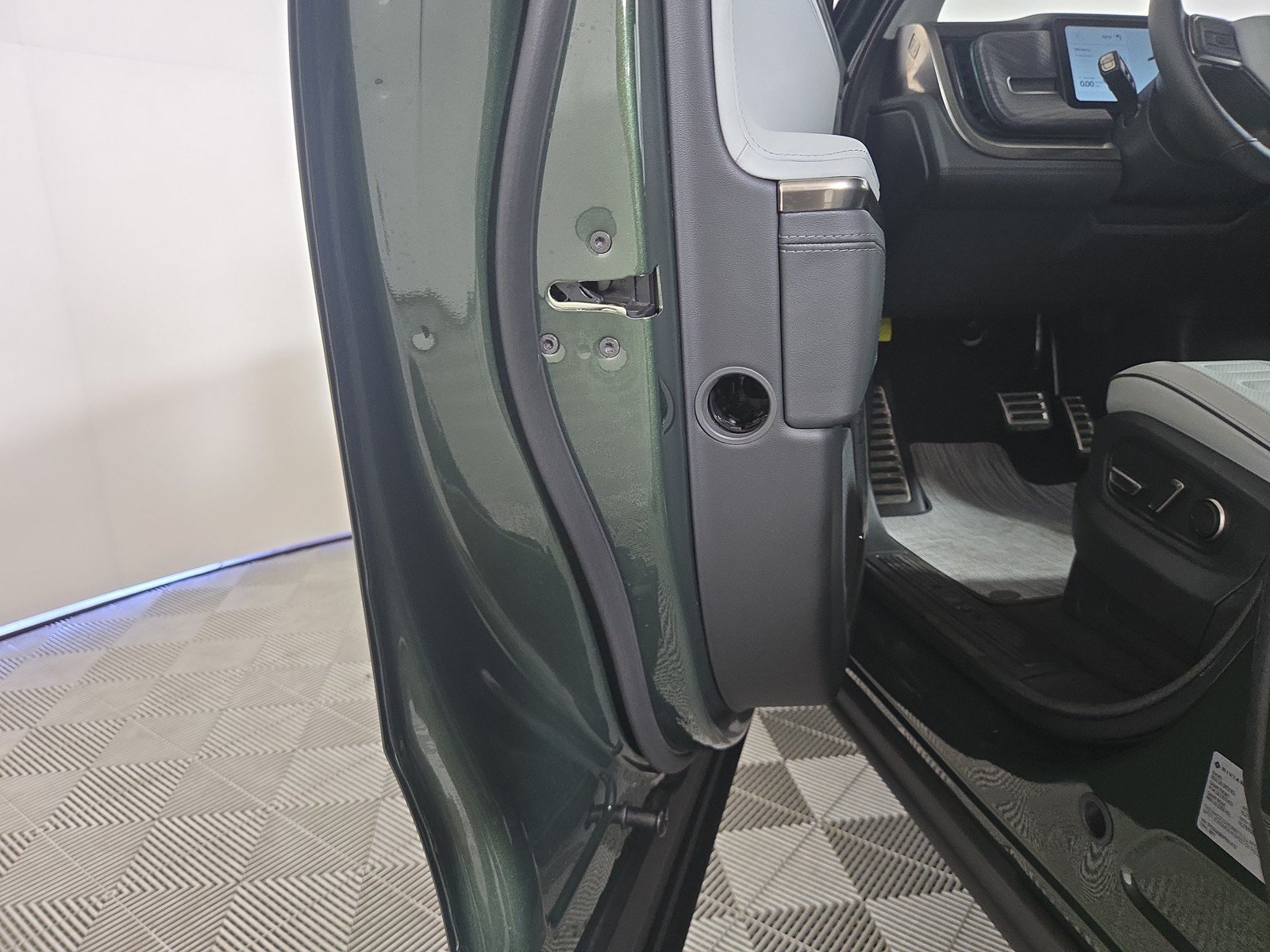 Used 2023 Rivian R1S Adventure AWD/4WD image 28