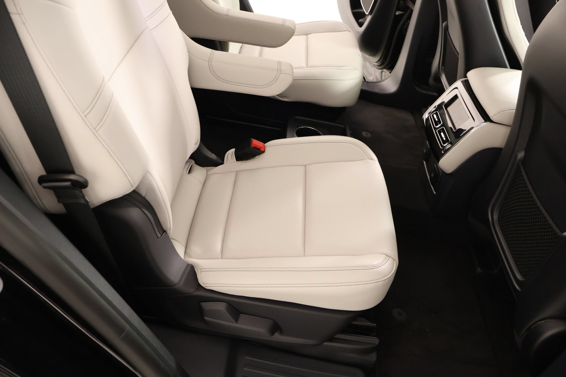 New 2026 Lincoln Aviator AWD w/ Jet Appearance Package image 16