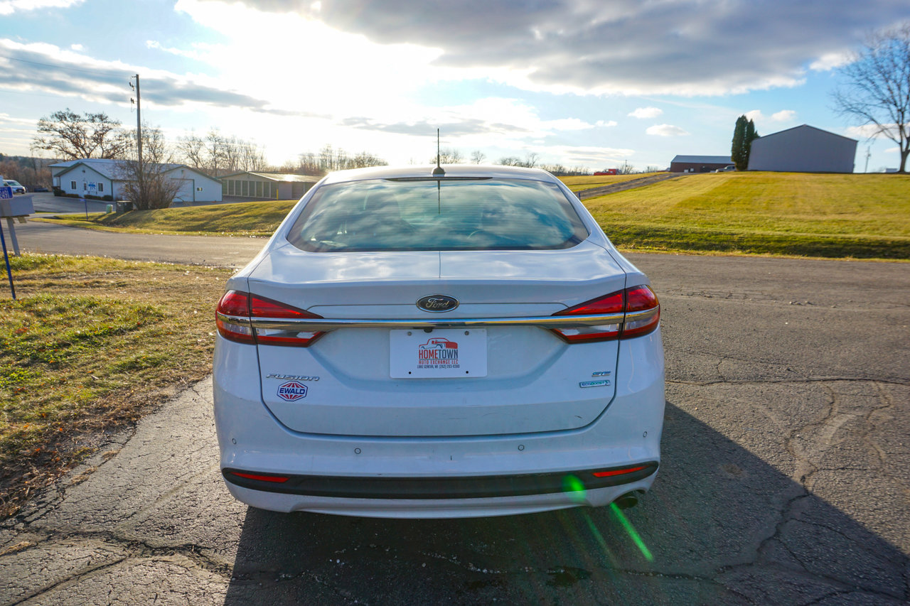 Used 2017 Ford Fusion SE w/ Fusion SE Technology Package image 4