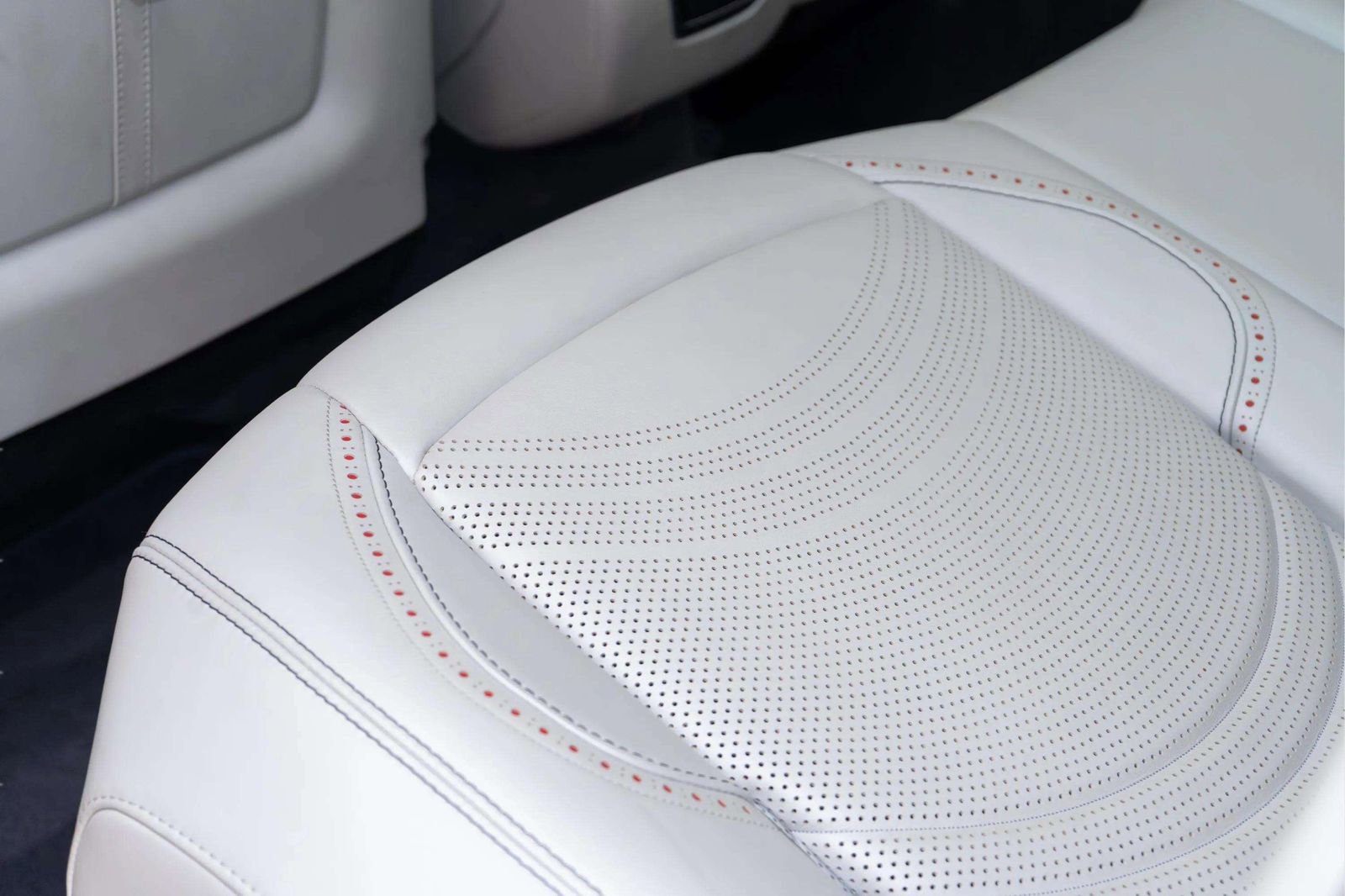 Used 2023 Aston Martin DBX AWD/4WD image 48