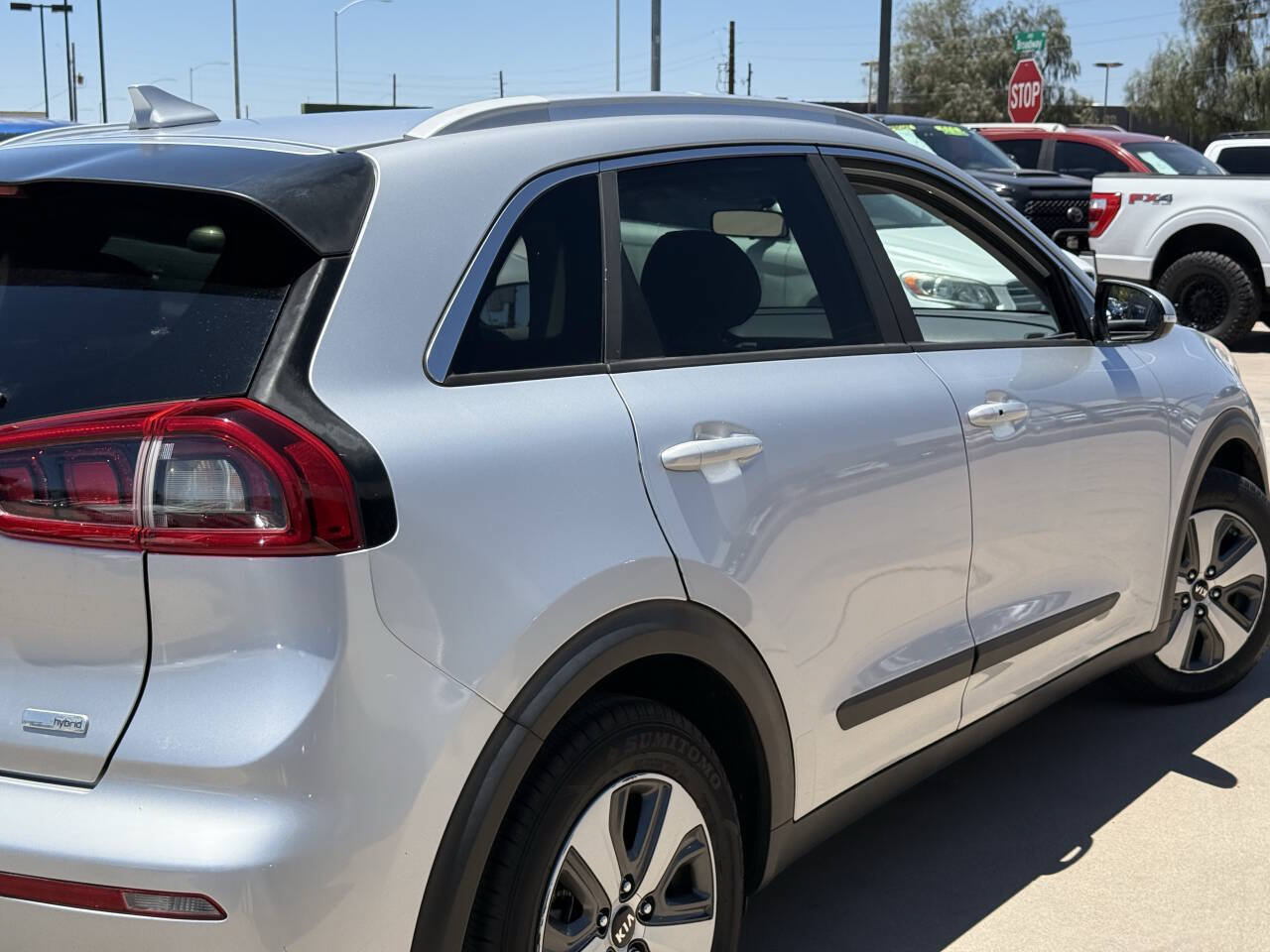 Used 2017 Kia Niro EX FWD image 12