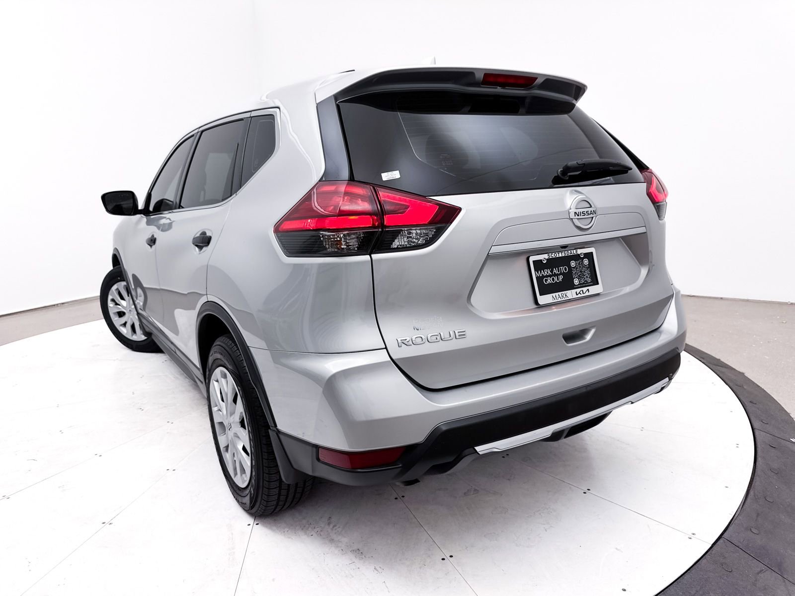 Used 2017 Nissan Rogue S image 2