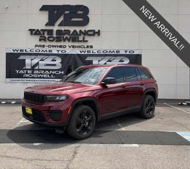 Used 2025 Jeep Grand Cherokee Altitude AWD/4WD image 1