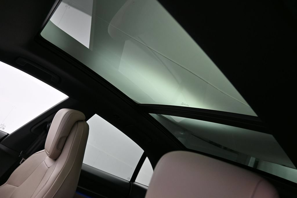 Certified 2025 Porsche Macan Electric RWD image 11