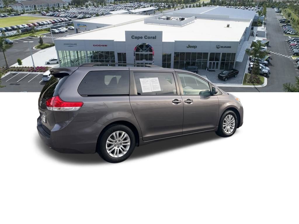 Used 2014 Toyota Sienna XLE image 17