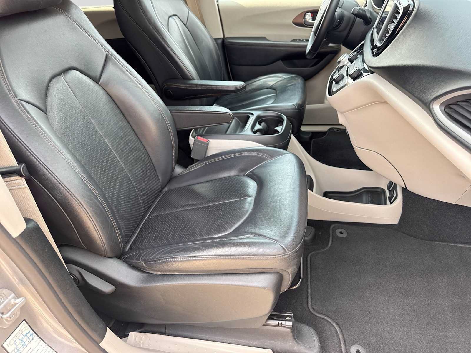 Used 2018 Chrysler Pacifica Touring-L FWD image 22