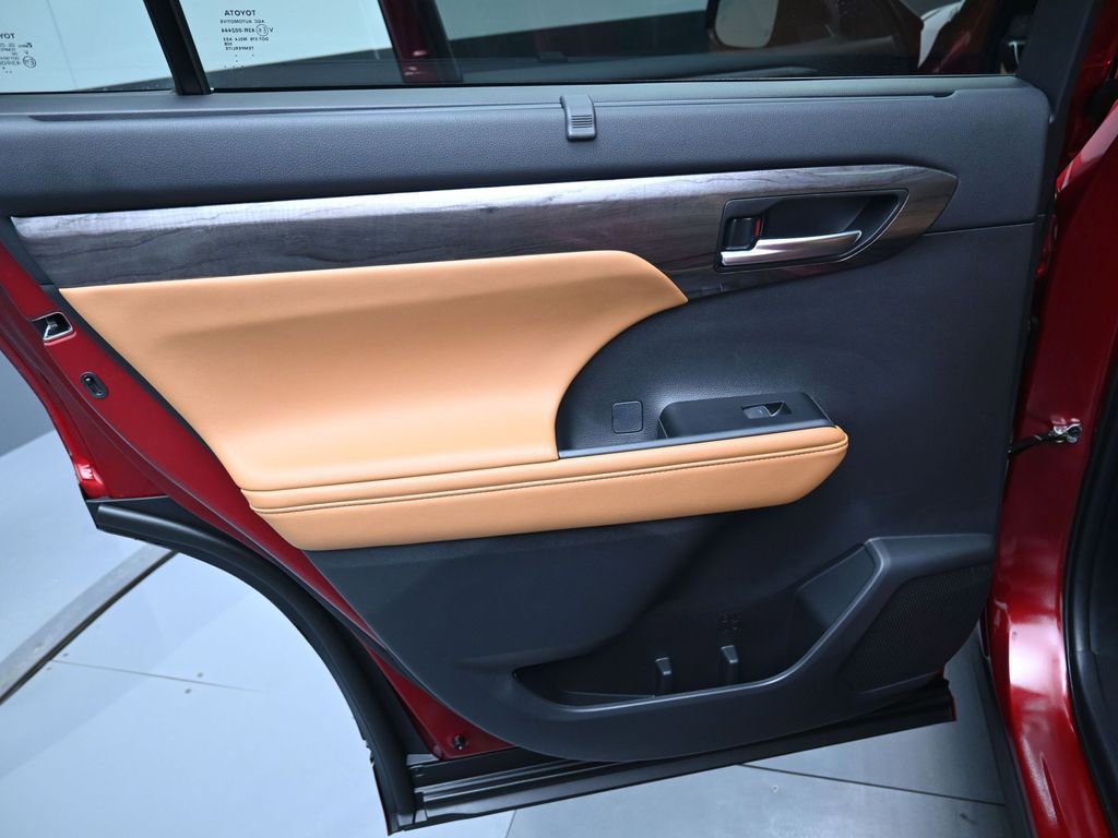 Certified 2025 Toyota Highlander LE image 34