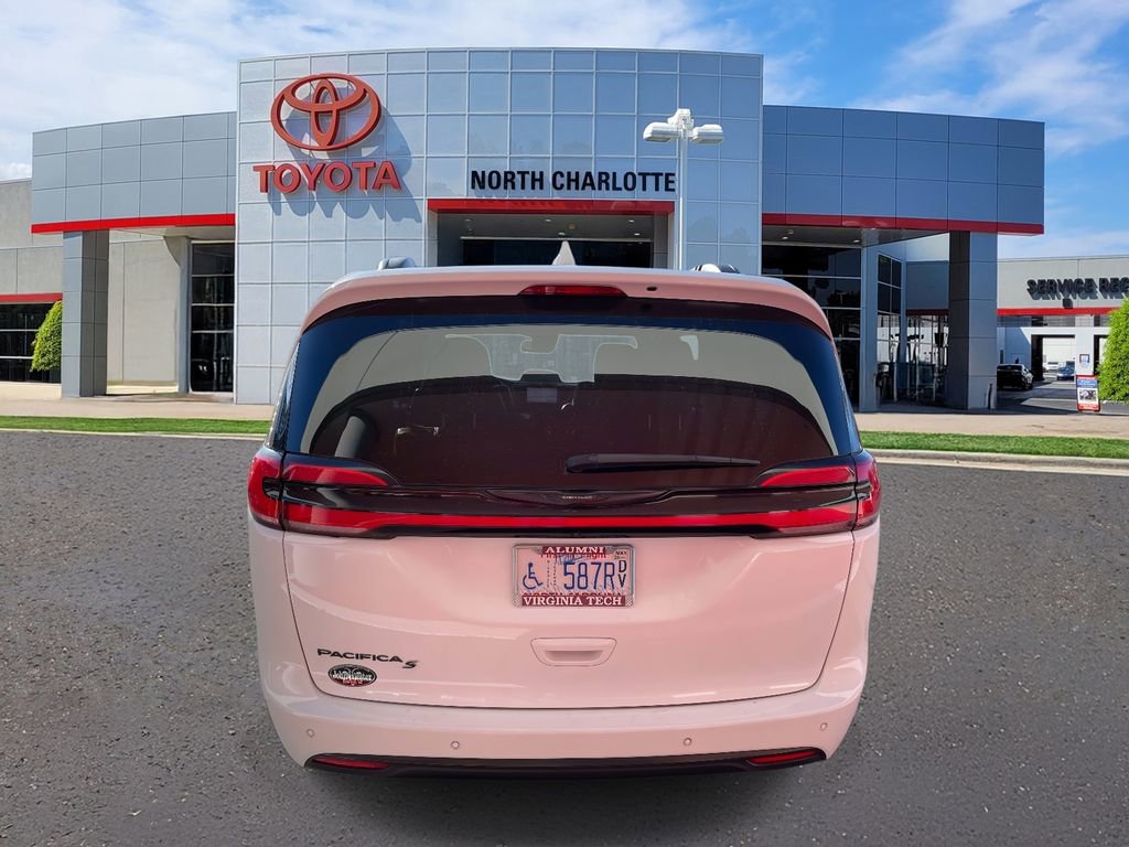Used 2021 Chrysler Pacifica Touring-L w/ Uconnect Theater Family Group image 9