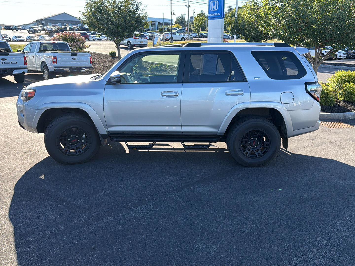 Used 2021 Toyota 4Runner SR5 Premium w/ Moonroof Package AWD/4WD image 4