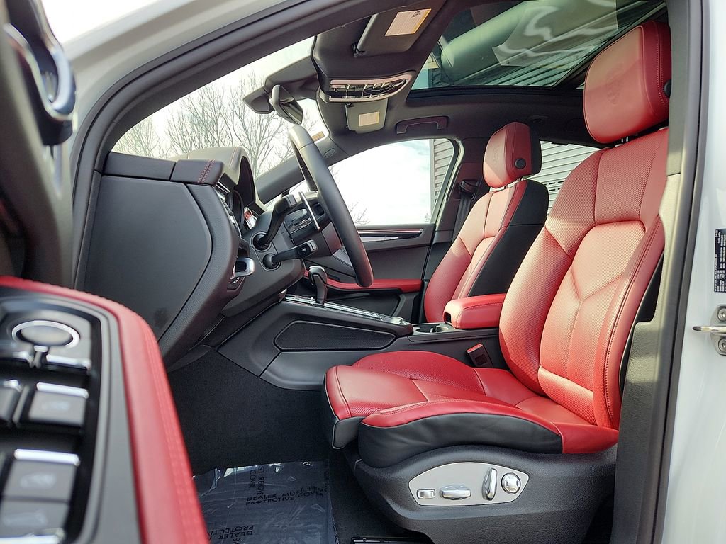 Certified 2025 Porsche Macan image 5