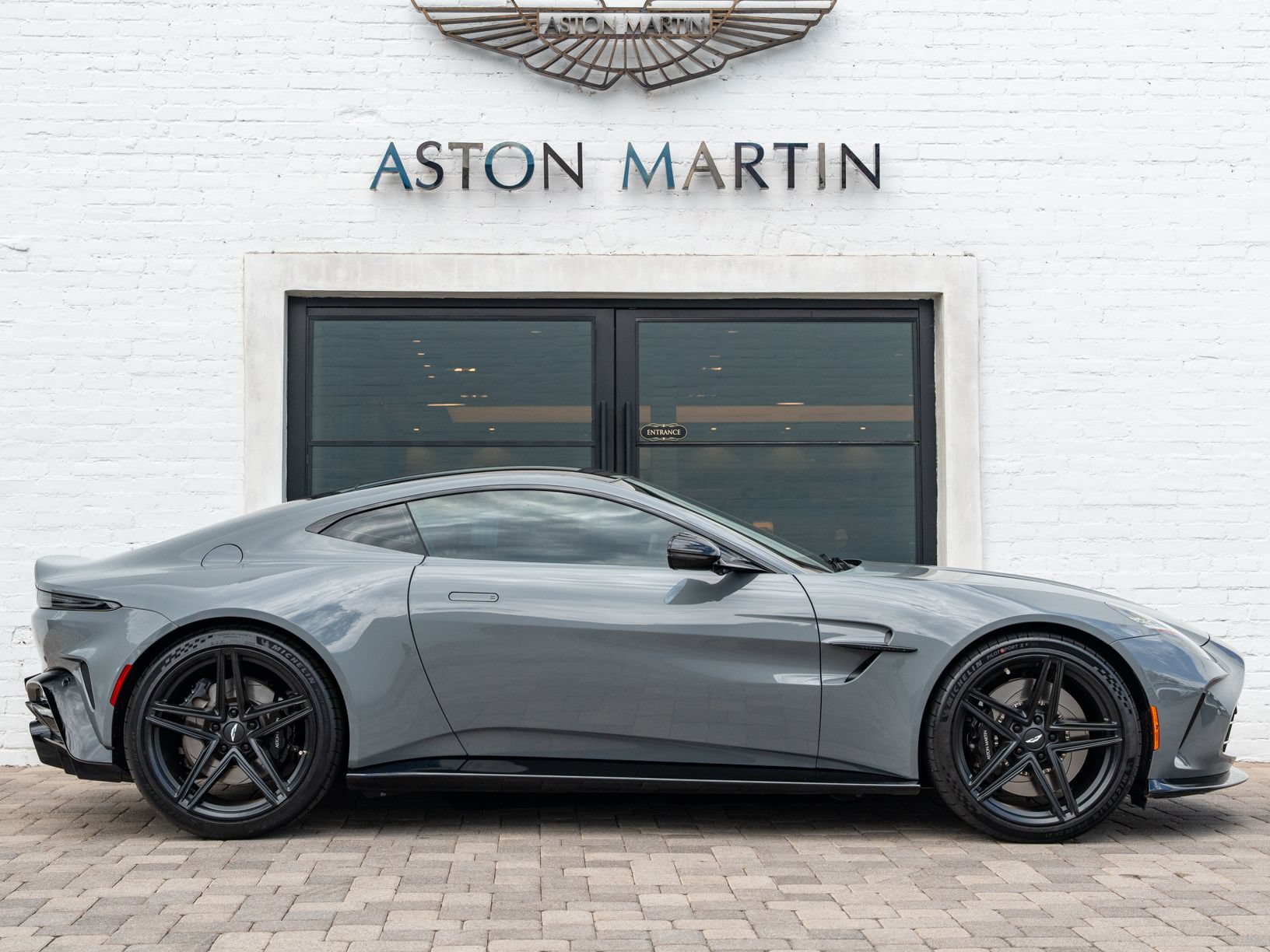 Used 2025 Aston Martin V8 Vantage Coupe RWD image 14