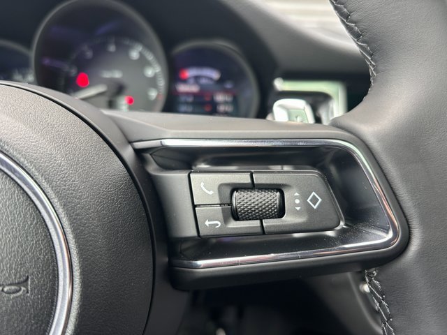 Certified 2025 Porsche Macan image 15