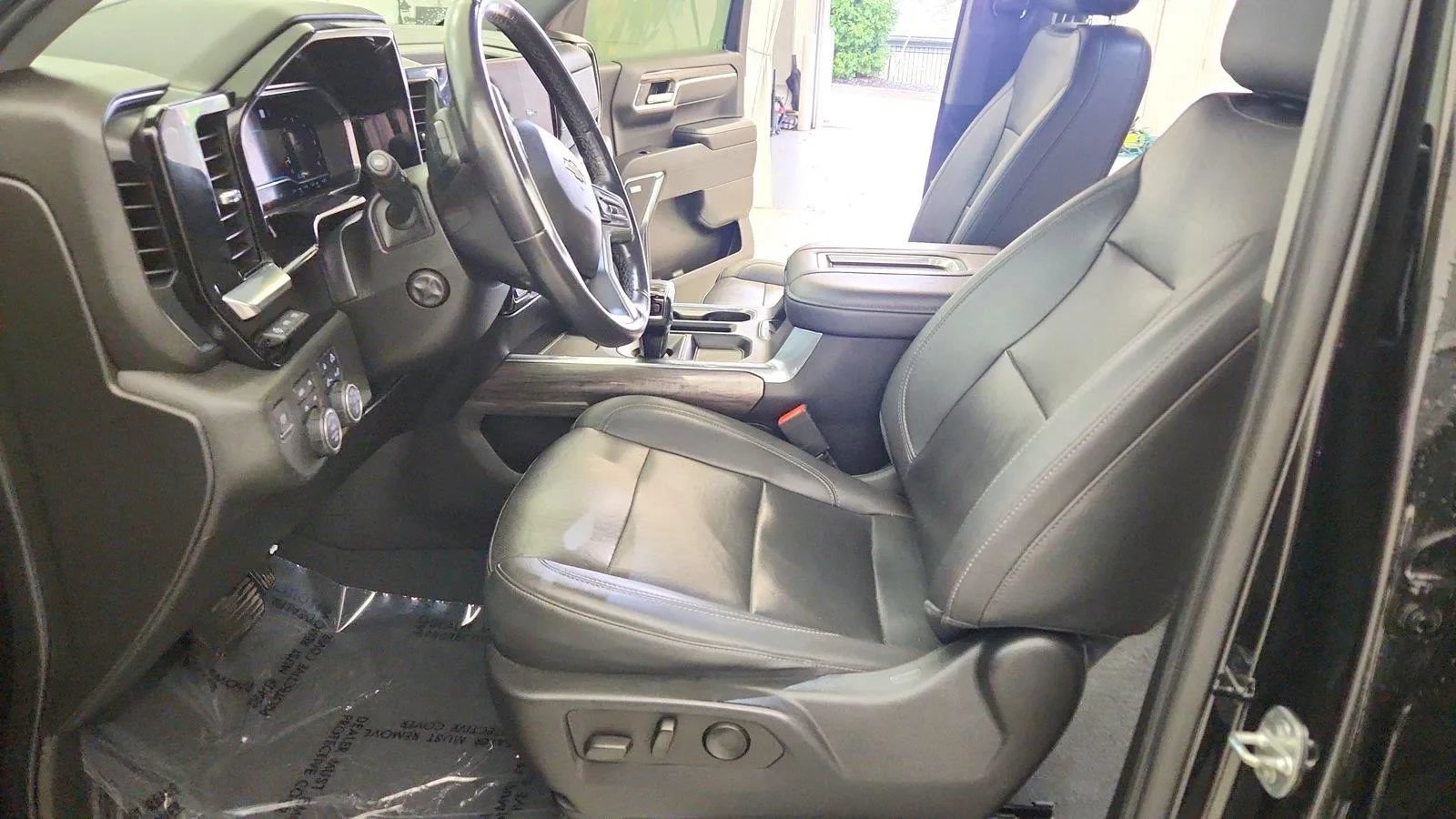 Used 2022 Chevrolet Silverado 1500 LTZ w/ LTZ Premium Package AWD/4WD image 15