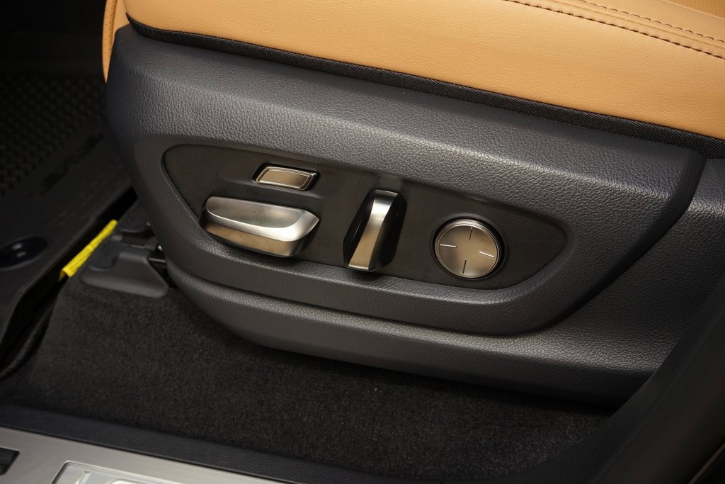 Used 2025 Lexus LX 600 4WD w/ Luxury Package image 32