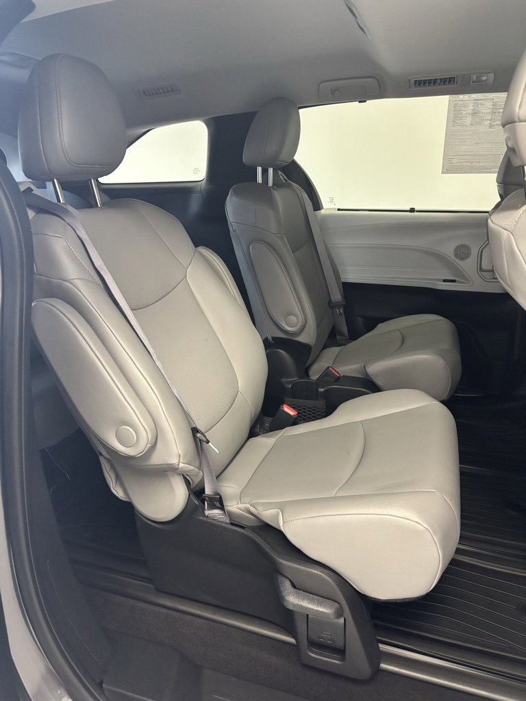 Used 2025 Toyota Sienna XLE image 25